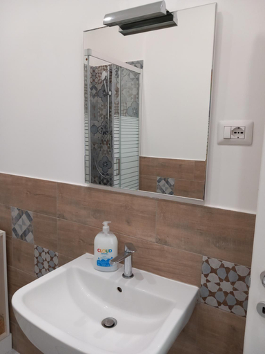 Bathroom 4, La Casa di Elvira, Napoli
