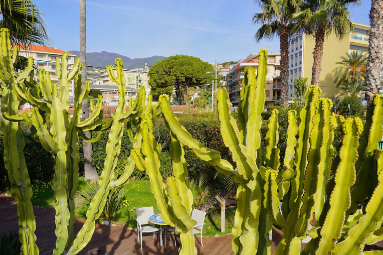 Exterior & Views 5, VILLA RITA SEA FRONT VIEW SANREMO - Parcheggio gratuito in struttura, Imperia