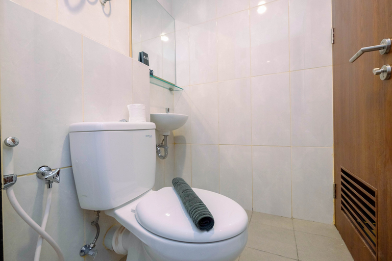 Bathroom 5, Stunning 1BR at Grand Kamala Lagoon Apartment By Travelio, Bekasi