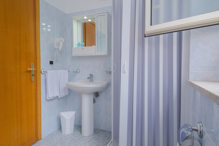 Bathroom 5, Lady Hill, Messina