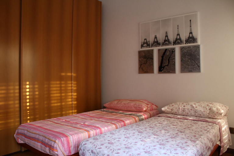 Bedroom 2, Casa Pamphili Tourist Accommodation Apartment, Rome