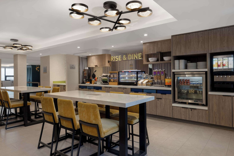 Food & Drinks 5, Home2 Suites by Hilton Kingston, Frontenac