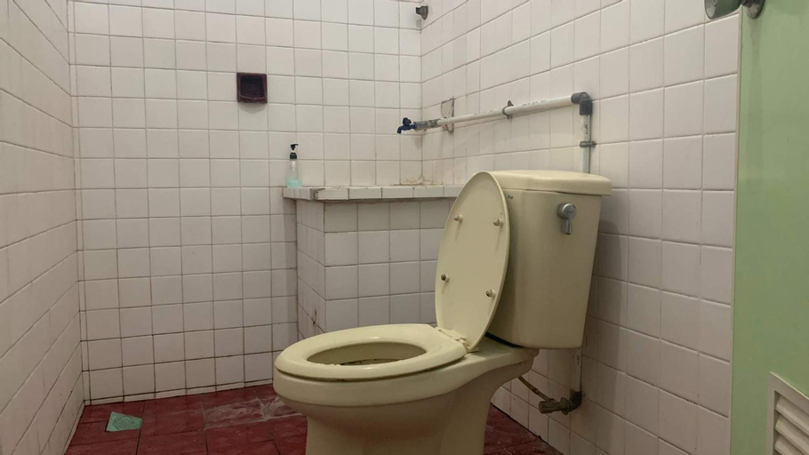 Bathroom 12