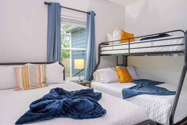Bedroom 2, Cozy and Gorgeous 2br/1ba Near Amazing Downtown, Bexar