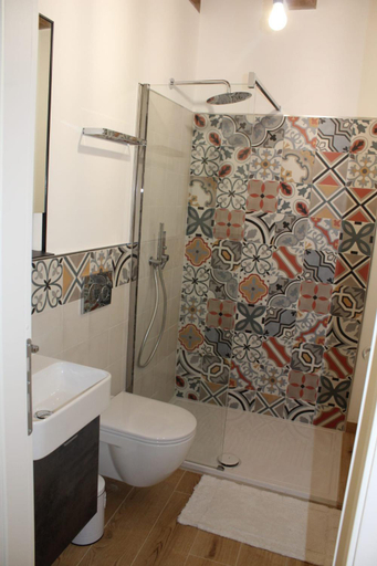 Bathroom 2, Nonna Elvira, Latina