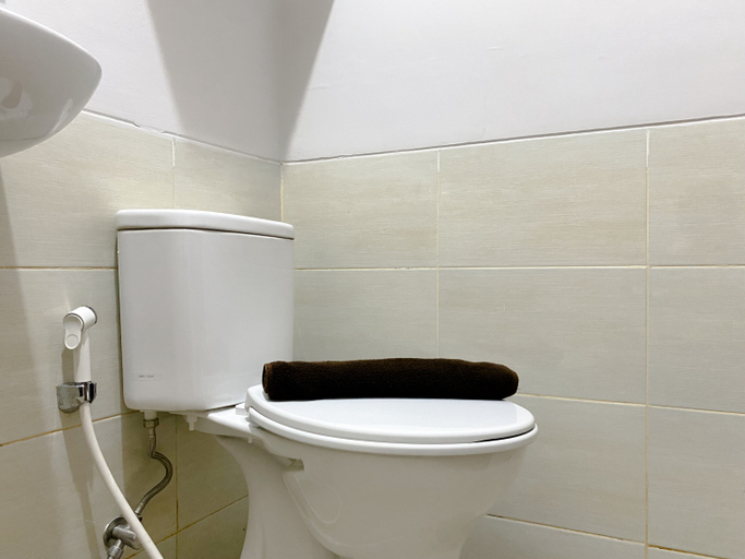 Bathroom 5, Serene and Tidy Studio Apartment Transpark Juanda Bekasi Timur By Travelio, Bekasi