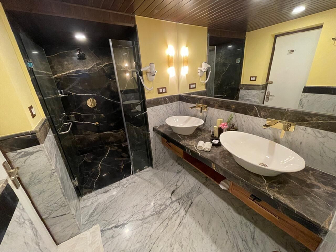 Bathroom 5, Cama Rajputana Club Resort, Sirohi