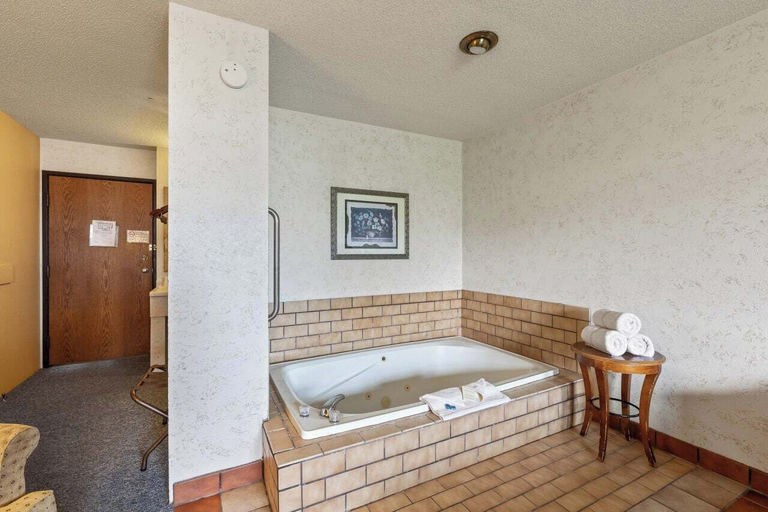 Bathroom 4, Iron Ridge Inn Motel, Dodge