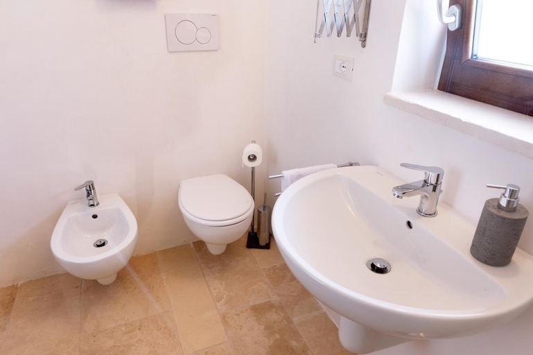 Bathroom 3, Masseria Dirupo, Bari