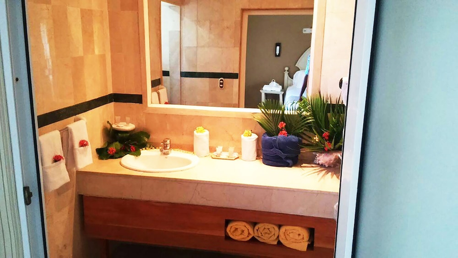 Bathroom 3, Fantasy Island Resort Beach And Marina All Inclusive, Roatán