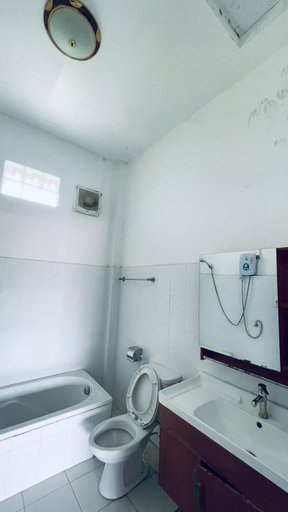Bathroom 5, Meet Sunset Hostel, Luang Prabang