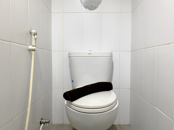 Bathroom 5, Cozy Living Studio Grand Sentraland Karawang Apartment By Travelio, Karawang
