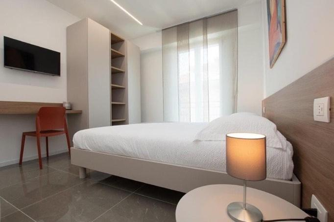 Bedroom 1, Ad un passo da…, Savona