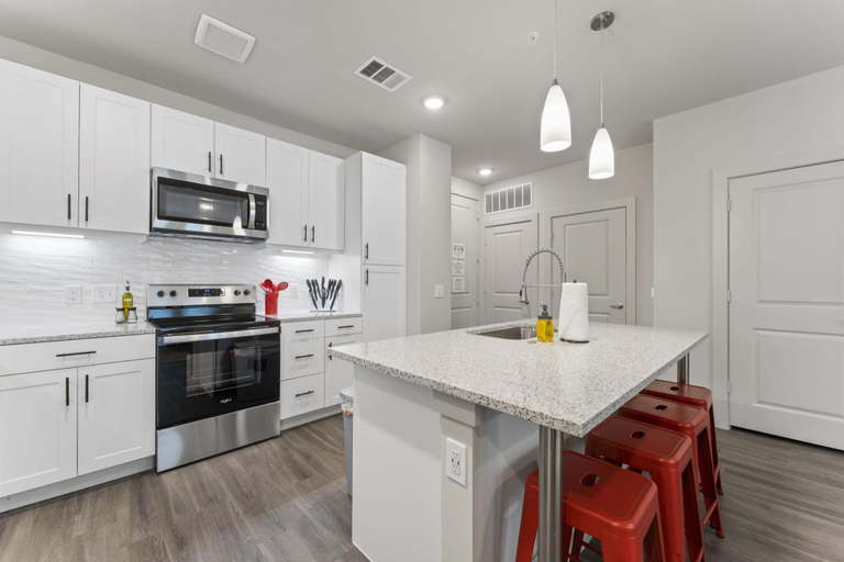 Room 4, Prime Soco Charming 1BR King Suite w Pool Parking, Travis