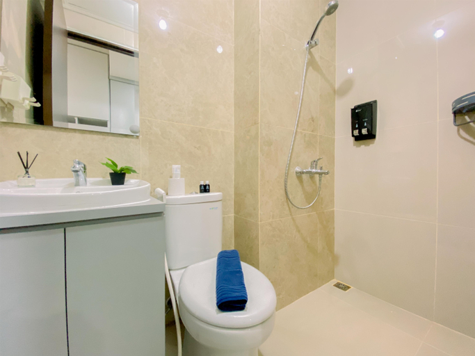 Bathroom 5, Cozy Studio Apartment at Transpark Cibubur By Travelio, Depok