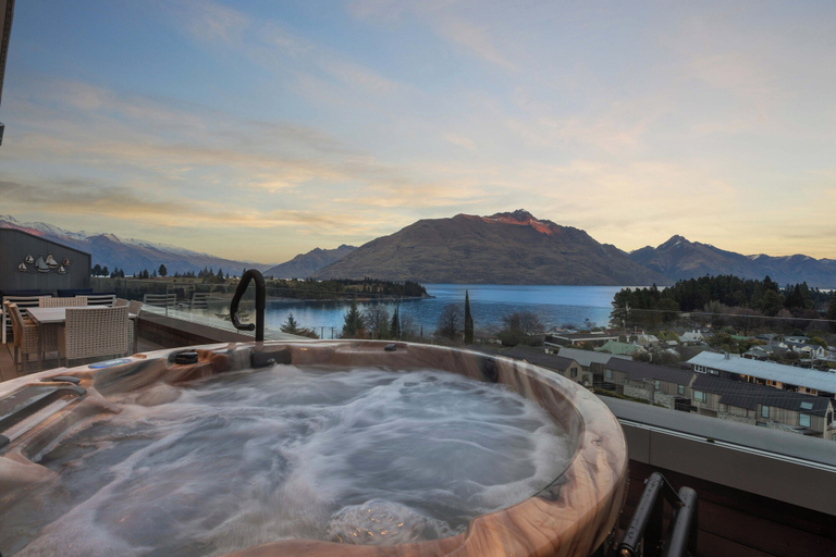 Sport & Beauty 5, Chic Central Penthouse & Spa by Staysouth, Queenstown-Lakes