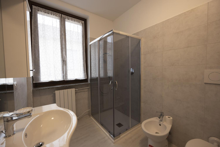 Bathroom 5, Placido's B&B, Milano