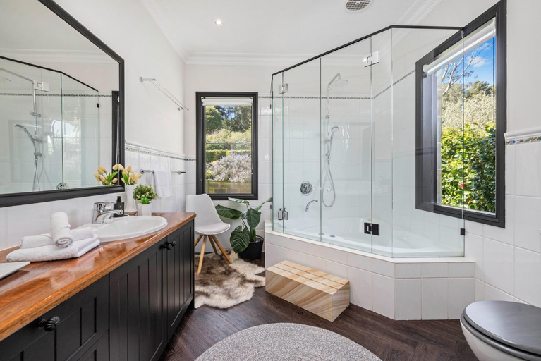 Bathroom 2, Sandstone Estate - A Boutique Vineyard Retreat, Melbourne