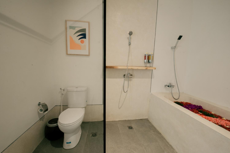 Bathroom 2, Seminyak vila 4 Bedroom with private pool near Beach Lafavela, Badung