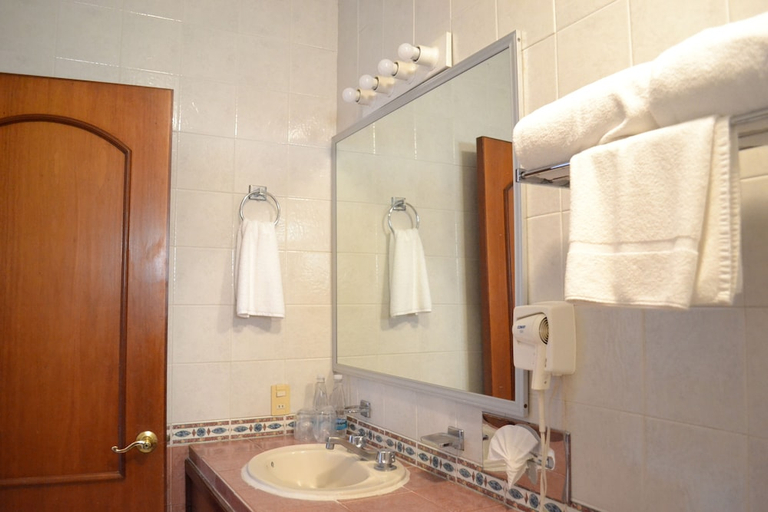 Bathroom 3, Hotel Maria Isabel, Colima