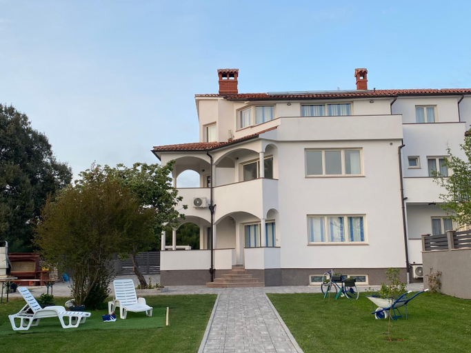 Others 4, Villa Mara, Pula