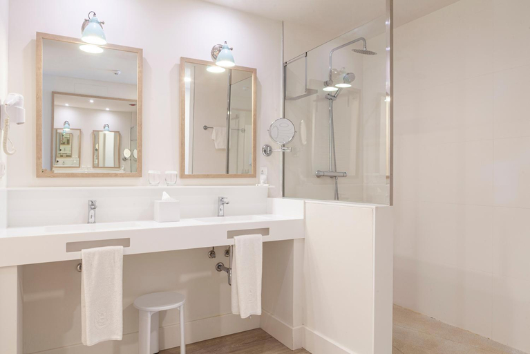 Bathroom 5, Playa de la Luz, Cádiz