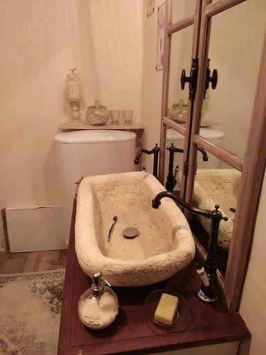 Bathroom 5, La grange, Lot