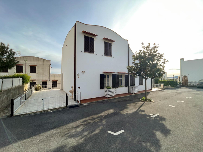 Casa La Perla - Alloggio con terrazza panoramica, piscina e free parking, Savona