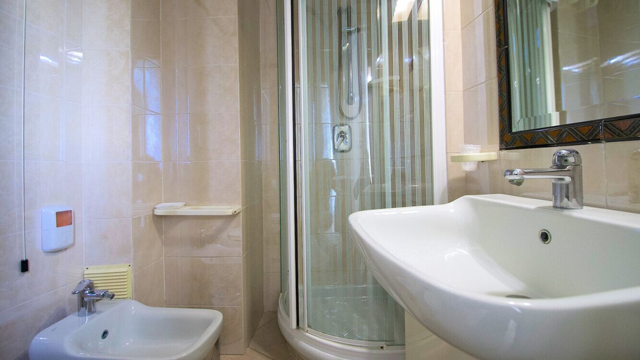 Bathroom, Bajamar Beach Hotel, Latina