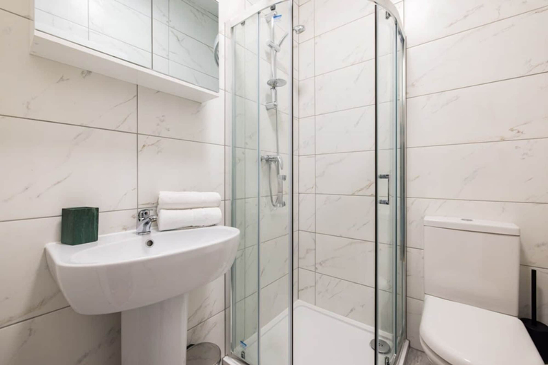 Bathroom, Stylish 1 Bedroom Flat - Shepherds Bush, London