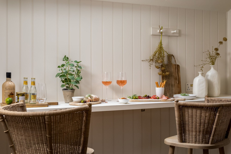 Food & Drinks, Charming Mews House in Historic Winchester, Hampshire