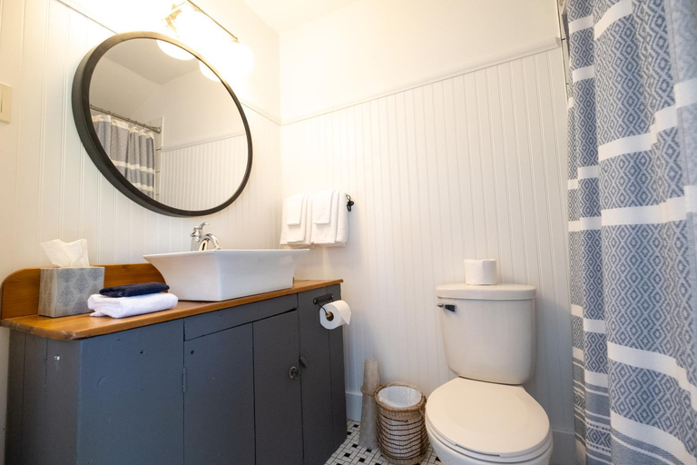 Bathroom 3, Lighthouse Motel and Cottages, Lunenburg