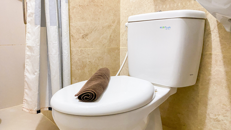 Bathroom 5, Homey and Good Place 2BR Transpark Bintaro Apartment By Travelio, Tangerang Selatan
