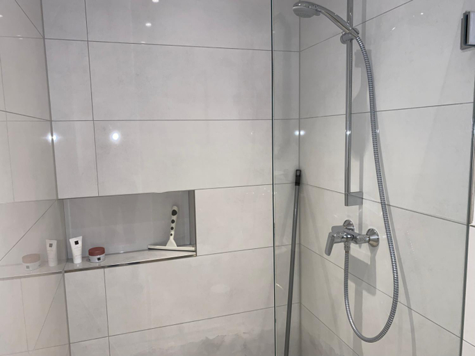 Bathroom 3, Home-Rose-Garden-Gastehaus kontaktloser Zugang, Düsseldorf