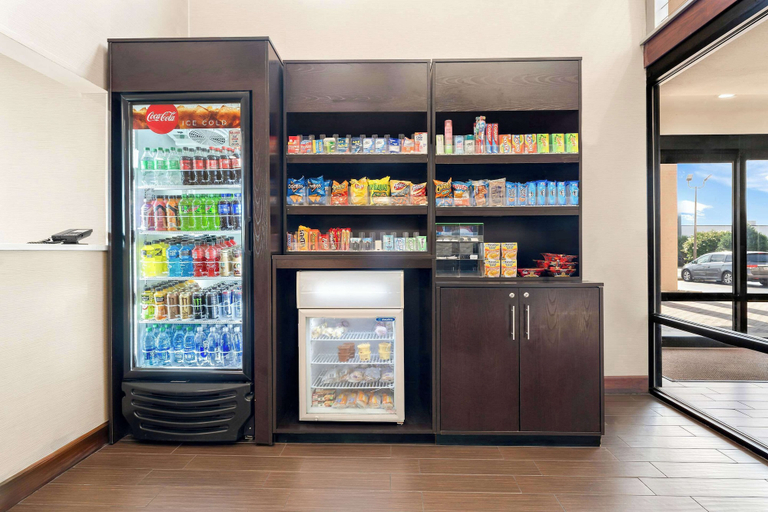 Food & Drinks 5, Comfort Suites near Robins Air Force Base, Houston