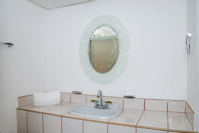 Bathroom 3, Capital O Hotel Dos Mares, Cabo San Lucas, La Paz