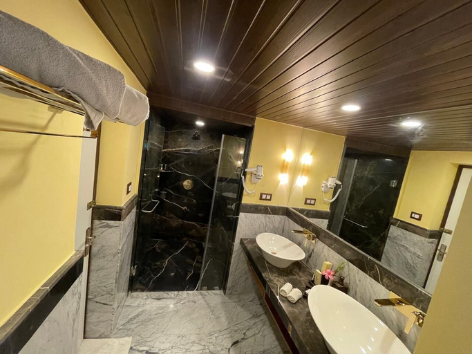 Bathroom 5, Cama Rajputana Club Resort, Sirohi