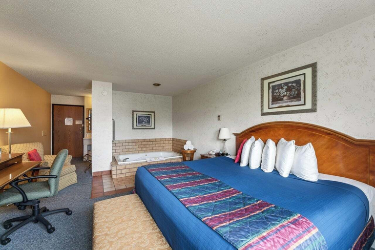 Bedroom 3, Iron Ridge Inn Motel, Dodge