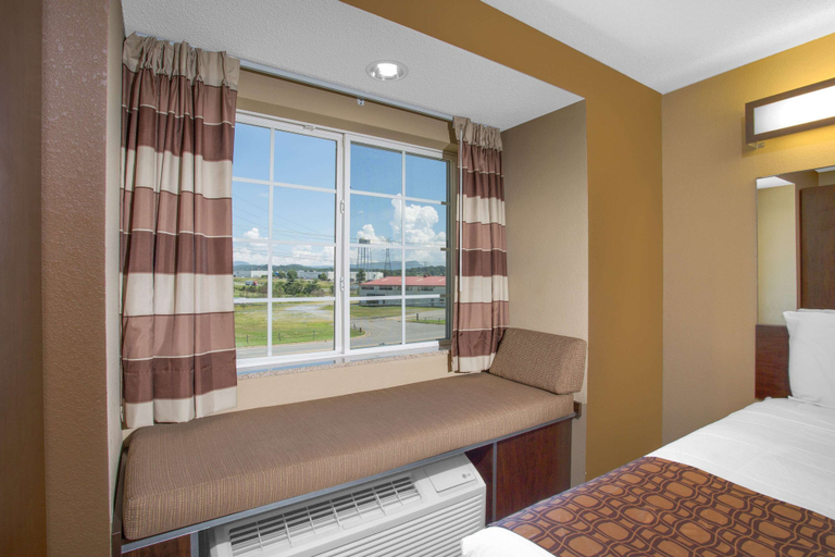 Bedroom 3, Microtel Inn & Suites by Wyndham Harrisonburg, Harrisonburg