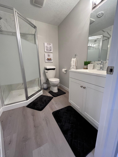 Others 2, Private Chic Modern Suite with Kitchen near Spruce Meadows and LRT, Division No. 6