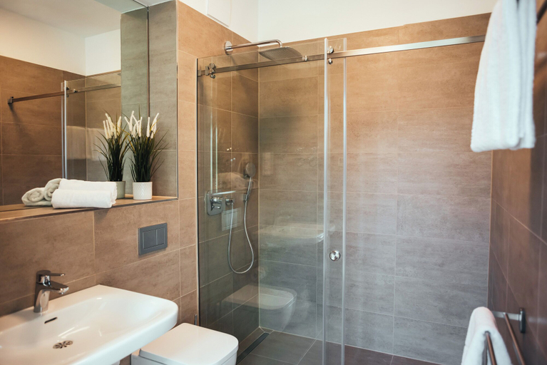 Bathroom 5, The Rix Studios & Suites, Berlin
