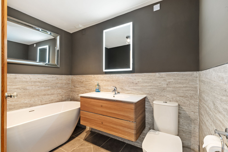 Bathroom 4, Captains View - Sea and Harbour Views Parking, Pembrokeshire