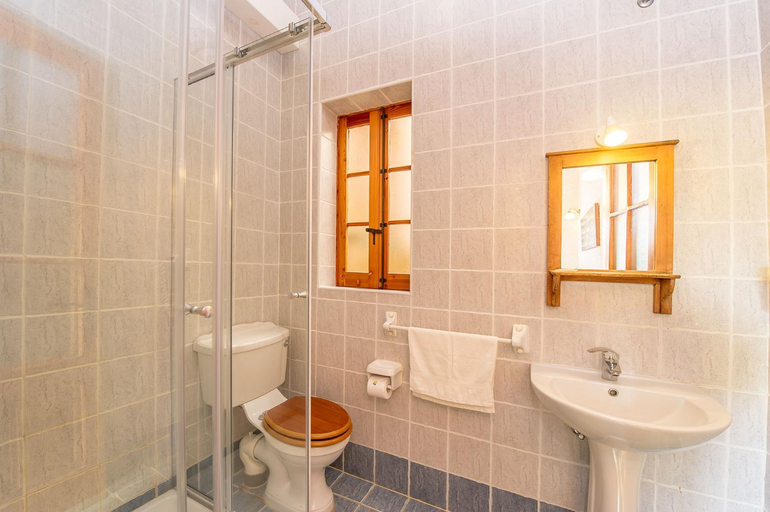 Bathroom 3, Ta' Trudy Farmhouse