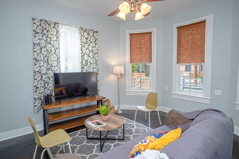 Others 5, Stunning 2br/1ba Historic Pad Few Steps Downtown, Bexar