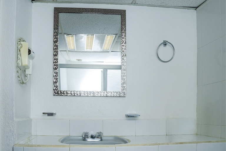 Bathroom 3, Capital O Hotel Dos Mares, Cabo San Lucas, La Paz
