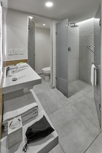Bathroom 3, City Express Plus by Marriott Cancún Aeropuerto Riviera, Benito Juárez