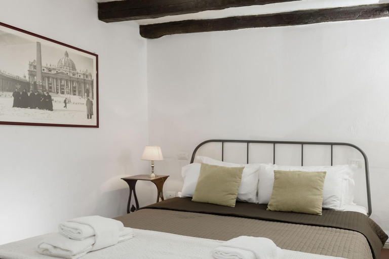 Room 5, Diana in Pantheon Apartment, Rome