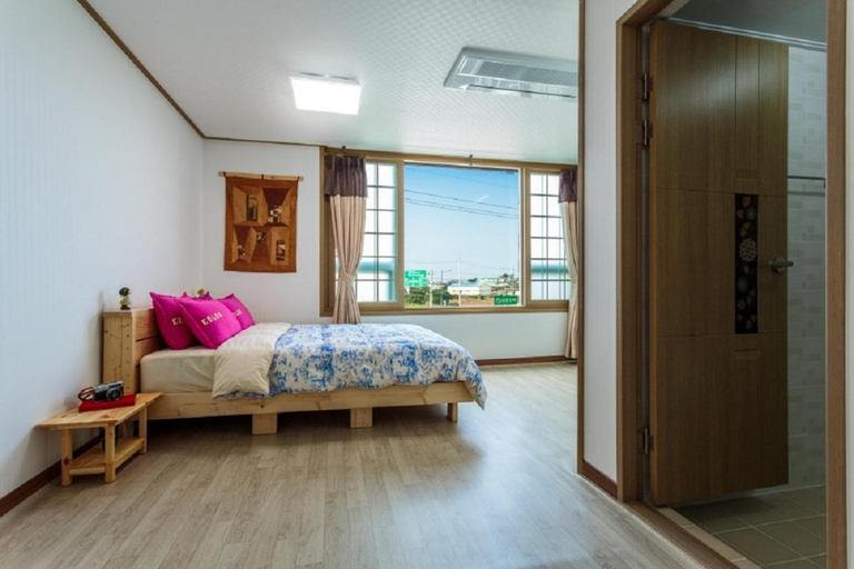 Bedroom 2, Jejuwayo Pension, Jeju