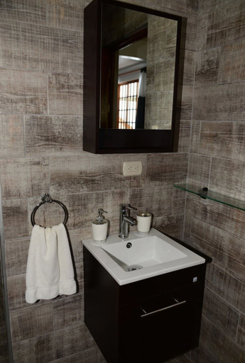 Bathroom 3, Hotel Plaza Yara, Aguirre