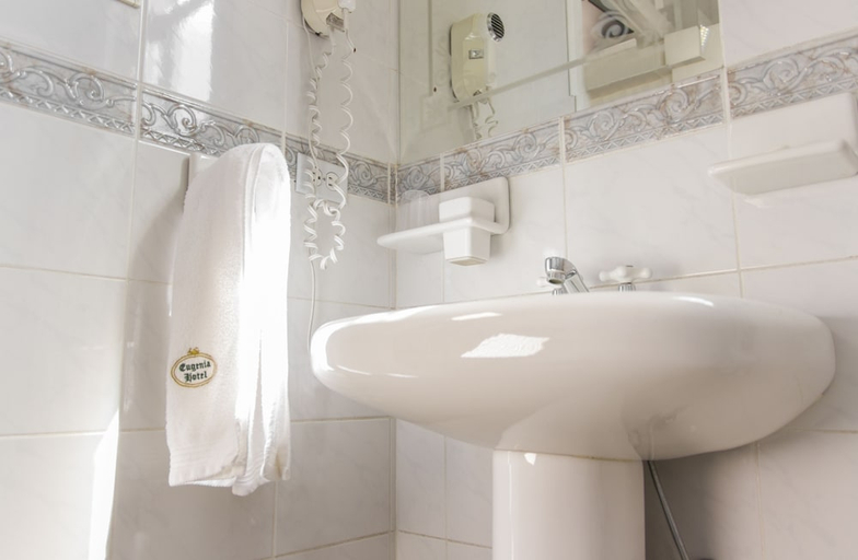 Bathroom 4, Eugenia Hotel, Quito